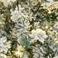 Sapin De Noël Artificiel Floqué Vert Mince Sur Pied Par HomCom De 7,5 pi Avec 350 Lumières à DEL Blanc Chaud -Décoration De Noël 331003119 AlternateImage4 l